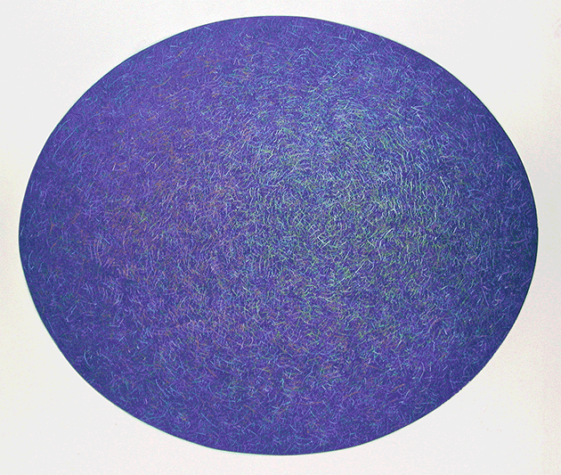 Ein großes, strukturiertes, violettes Oval, das pulsiert, gefüllt mit dichten, schraffierten Linien in Blau, Grün und Weiß vor einem weißen Hintergrund. Bildtitel: Visio